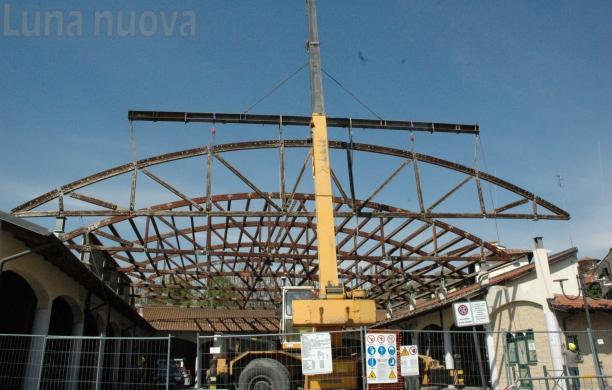 Giaveno, scoperchiato il tetto di piazza Mautino