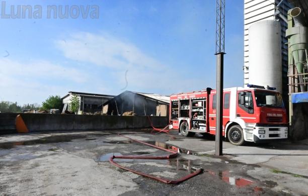 Pianezza, notte di fiamme nel capannone