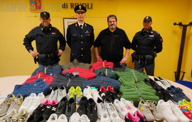 Rivoli, la polizia dona ai profughi  scarpe e giubbotti sequestrati