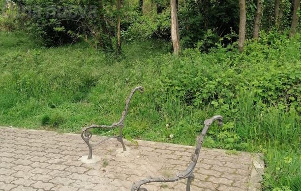 Almese, panchina divelta: a rifarla ci pensano i cittadini volontari
