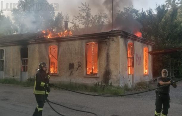 Paura all'alba: in fiamme un capannone al Vernetto