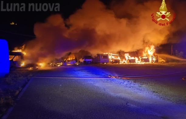 S.Ambrogio: sei camper-roulotte a fuoco nella notte lungo la statale 25