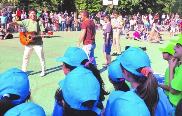 Collegno, alla festa di fine anno spuntano gli 'Eugenio in via Di Gioia'
