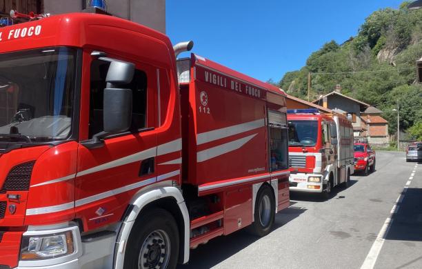Borgone: sterpaglie a fuoco in via Falco Felice