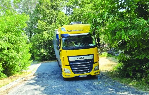 Bussoleno, Tir incastrato sul tornanti sopra Arbrea