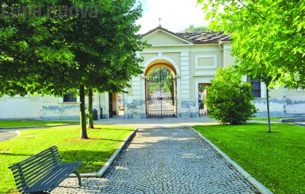 Ruba i fiori al cimitero, denunciato a Susa