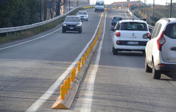 Grugliasco, cavalcaferrovia a senso unico alternato fino a settembre