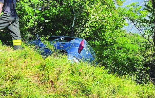 Bussoleno: con l'auto nella scarpata, salva per miracolo