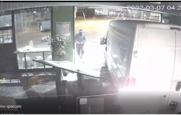 Beinasco, i furgoni come arieti: presi i tre ‘specialisti’ dei colpi in autostrada 