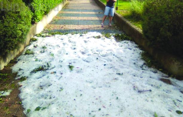 Effetto "downburst": la prima cintura flagellata dalla grandine