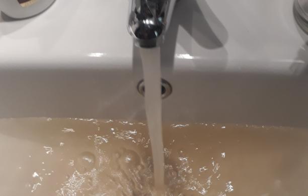 Rubiana, l’acqua è sporca: «E ritorna pulita solo dopo ore»