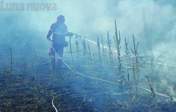 Un altro rogo sulla montagna, l'incendiario perseguita l'Inverso