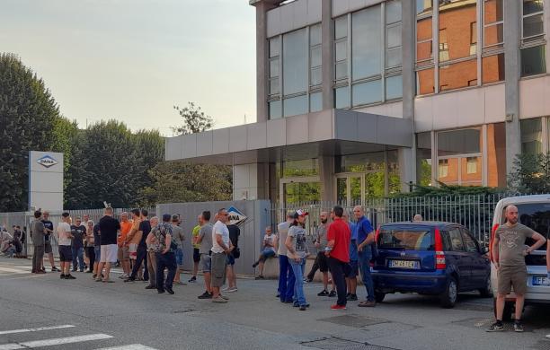 Rivoli, malore in fabbrica: sciopero e presidio ai cancelli