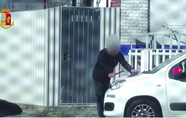 Piossasco, in carrozzeria tra auto rubate e danni fasulli