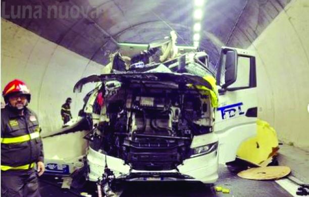 Tir si schianta in galleria, autostrada chiusa per ore