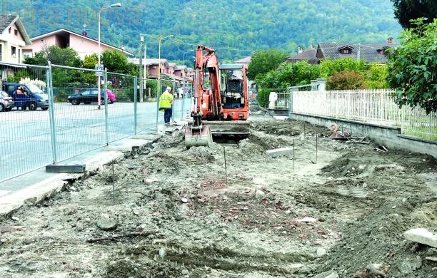 Vaie, via Martiri rinasce: nuovi marciapiedi, alberata e rotonda