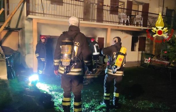 Villardora: bloccati dal rogo al piano superiore