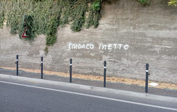 Alpignano, insulti e strafalcioni contro il Comune
