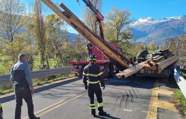 Il trattore si ribalta sul cavalcaferrovia: salvo per miracolo
