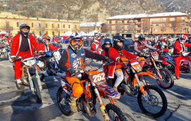 A Susa 100 Babbi Natale su due ruote
