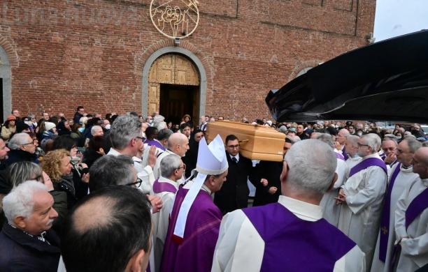 Collegno, l'abbraccio di San Massimo a don Claudio
