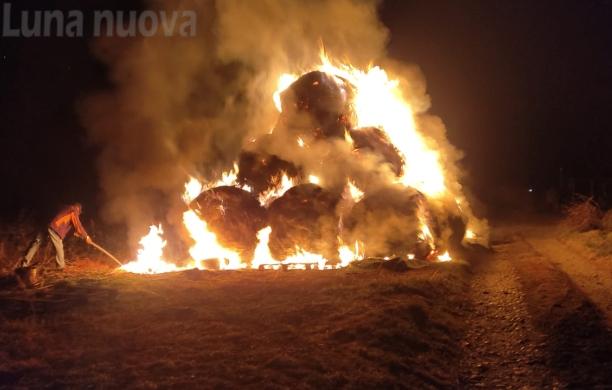 Caprie: una cinquantina di rotoballe a fuoco in un'azienda agricola