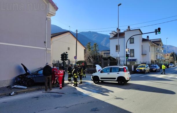 S.Antonino: due auto si scontrano al semaforo, tre feriti lievi