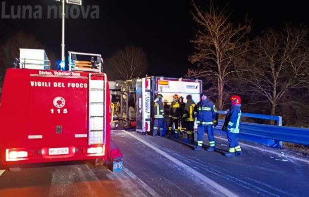 Tir si ribalta sul cavalcavia: ex statale 24 chiusa per un giorno intero
