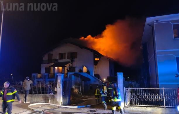 Chiusa S.Michele: villetta in fiamme, rogo forse partito da una stufa a legna