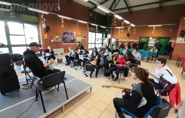 Rivoli, al Don Puglisi il chitarrista degli "Skunk Anansie" 