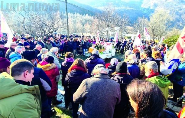 Venaus, l'ultimo abbraccio dei No Tav a Fulvio Tapparo