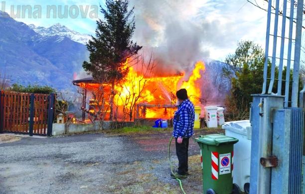 Fiamme all'alba a Bussoleno: distrutta una villetta in legno