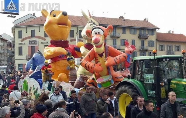 Rivoli, in corso Francia tornano a sfilare i carri