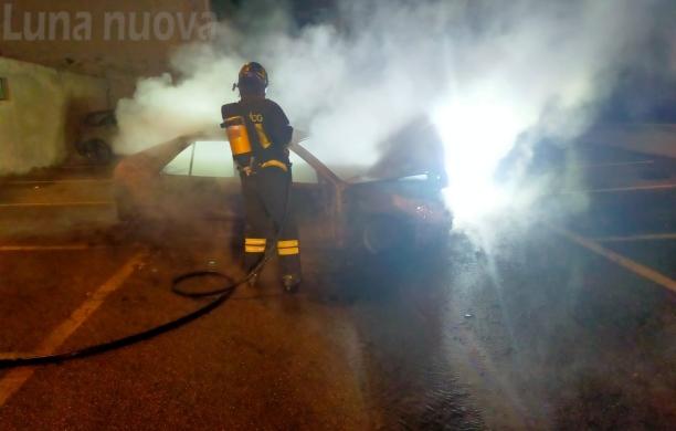 Due auto in fiamme nel giro di poche ore