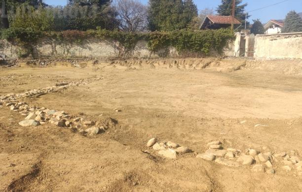 Il terreno tra via Parco Abbaziale e via Placido Bacco in cui è previsto il nuovo parcheggio. Durante gli scavi sono emerse le tracce di edifici antichi 