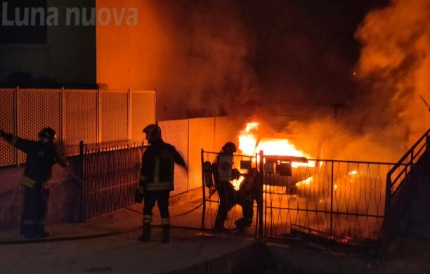 S.Antonino: a fuoco un furgone carico di frutta, ipotesi dolosa