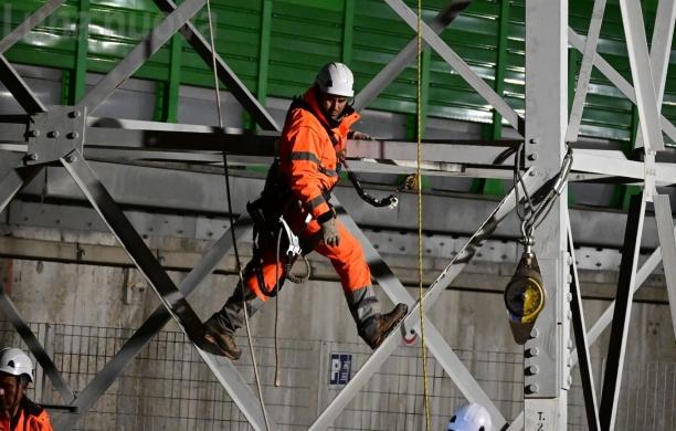 Rivoli, operai acrobati a 50 metri di altezza