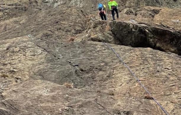 Donna precipita per 20 metri dalla falesia di Caprie