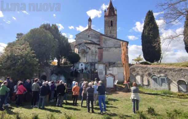 Avigliana, nell’antico cimitero lapidi restaurate e un albero-scultura sulla speranza