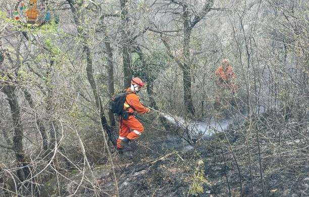 Villar, stavolta le fiamme sfiorano le case