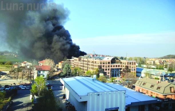Rivoli, prima le fiamme poi il crollo del tetto