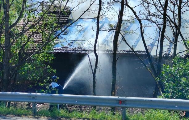 Condove: capannone e tetto distrutti dal fuoco