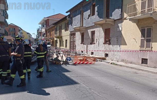 Collegno, tragedia sfiorata per il crollo di un ponteggio