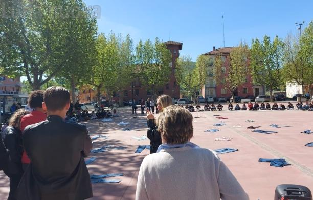Avigliana, i jeans in piazza contro la violenza su donne e fragili