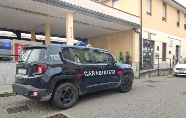 Avigliana, rissa e lancio di sassi alla stazione