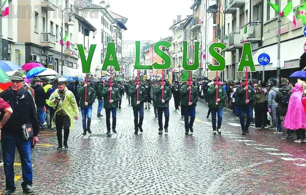 Udine, gli alpini valsusini sfilano sotto la pioggia