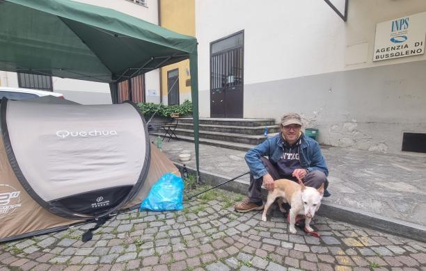 Senza reddito di cittadinanza, dorme in tenda davanti all'Inps
