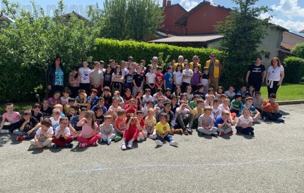 Giaveno, alberi per il pianeta: il pero del Lions Club per la scuola Saroglia