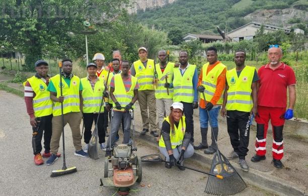 Bussoleno, i migranti puliscono le strade del paese