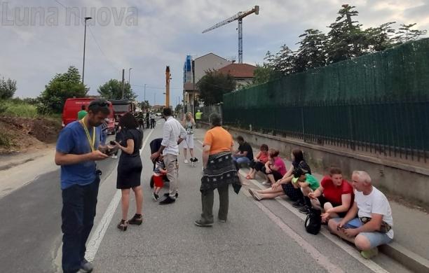 Rivoli, la gru pericolante fa evacuare venti famiglie